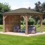 Pavillon mit Seitenwand und Gartenmöbeln auf Holzboden