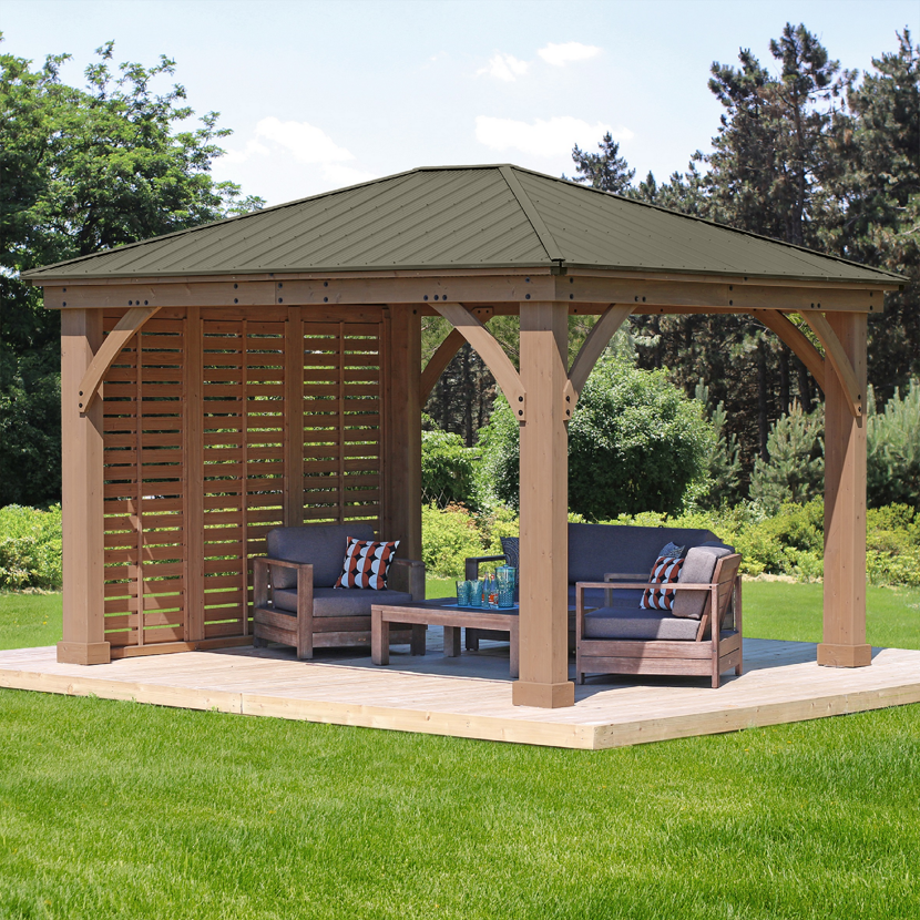 Pavillon mit Seitenwand und Gartenmöbeln auf Holzboden