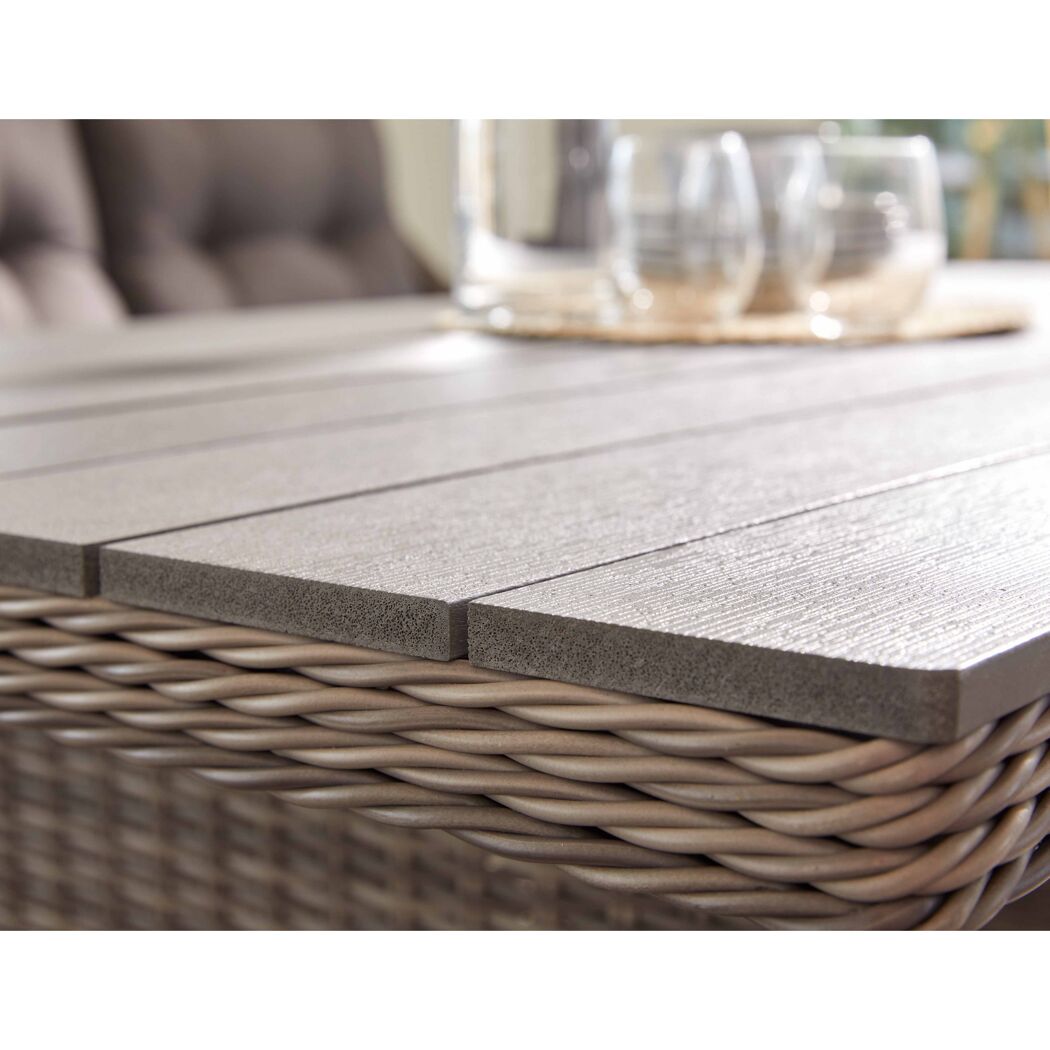 Tischplatte aus Polywood auf Geflecht