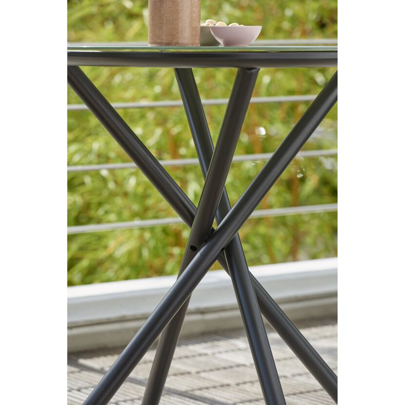 Schwarzes Metallgestell eines Balkontisches