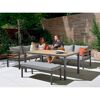 Gartenlounge mit Tisch und Bank