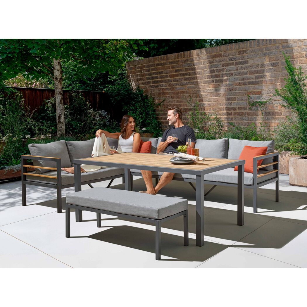 Gartenlounge mit Tisch und Bank
