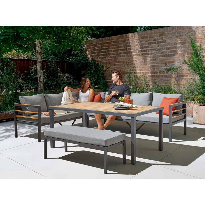 Gartenlounge mit Tisch und Bank