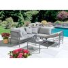 Graue Gartenlounge mit Tisch am Pool