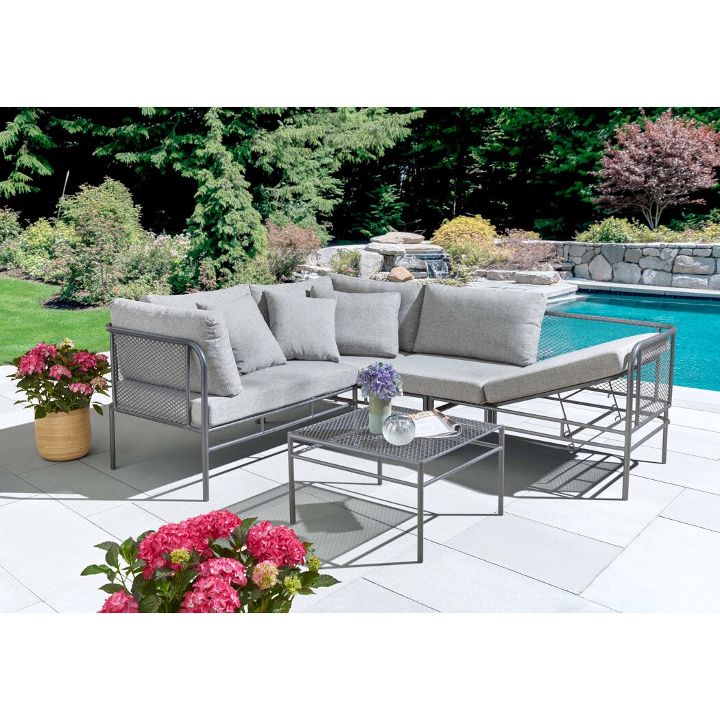 Graue Gartenlounge mit Tisch am Pool