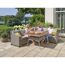 Drei Personen sitzen an einer Gartenlounge und essen.