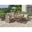 Zwei Personen essen an einem Gartenmöbel-Set