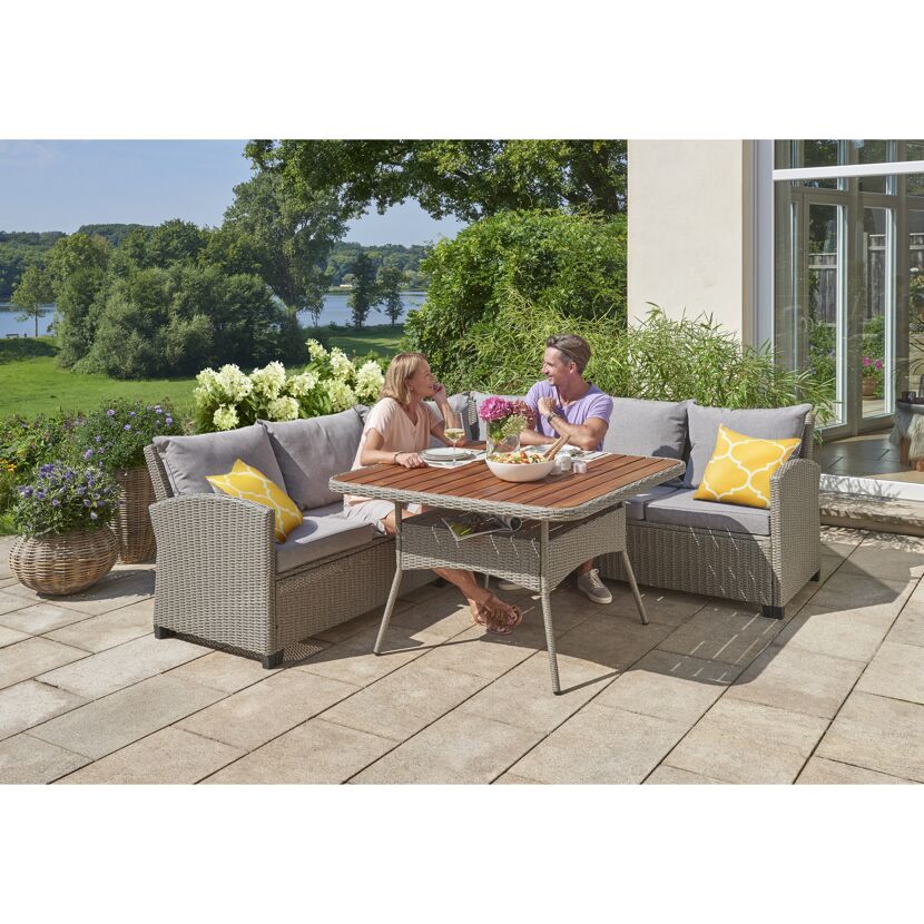 Zwei Personen essen an einem Gartenmöbel-Set