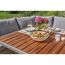Gedeckter Gartentisch mit Salat