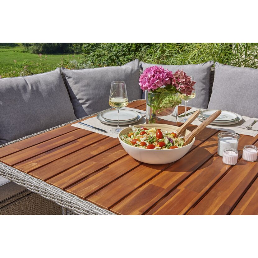 Gedeckter Gartentisch mit Salat