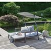 Gartenliege mit Sonnendach am Teich