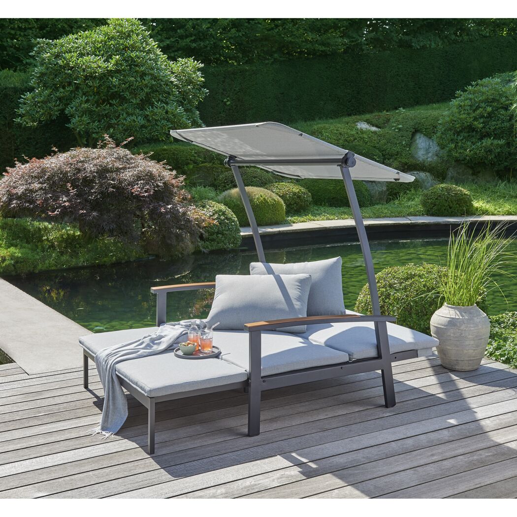 Gartenliege mit Sonnendach am Teich