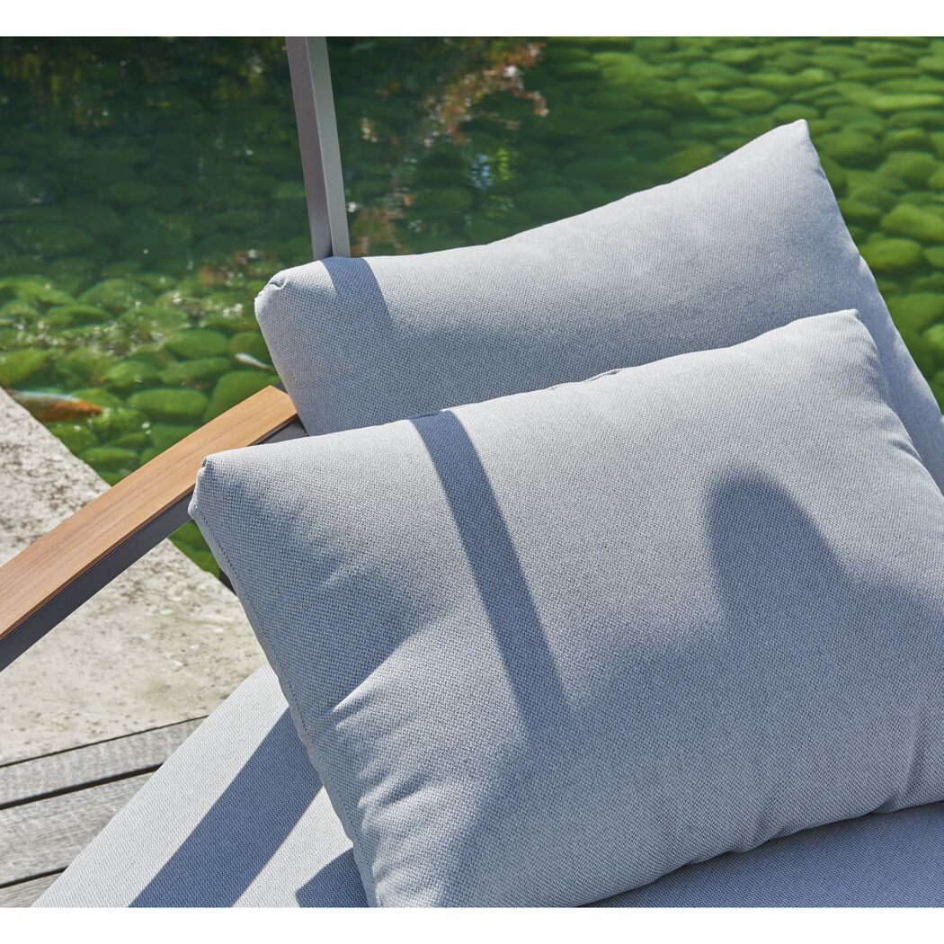 Graues Gartenmöbelpolster mit Struktur