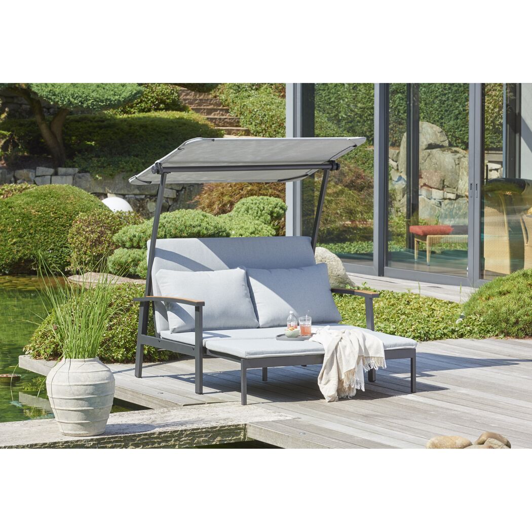 Doppelliegesofa mit Sonnendach auf Terrasse