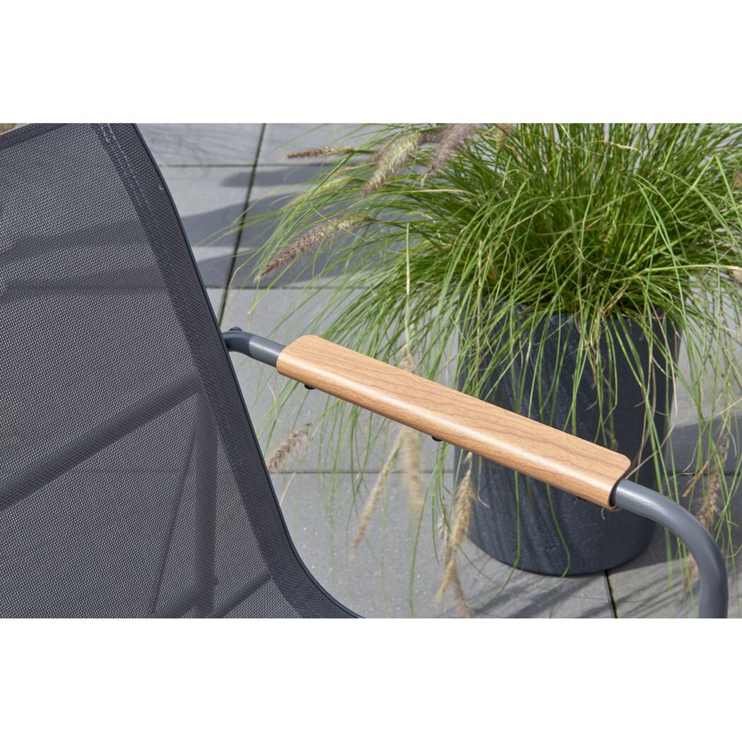 Gartenstuhl mit Holzarmlehne