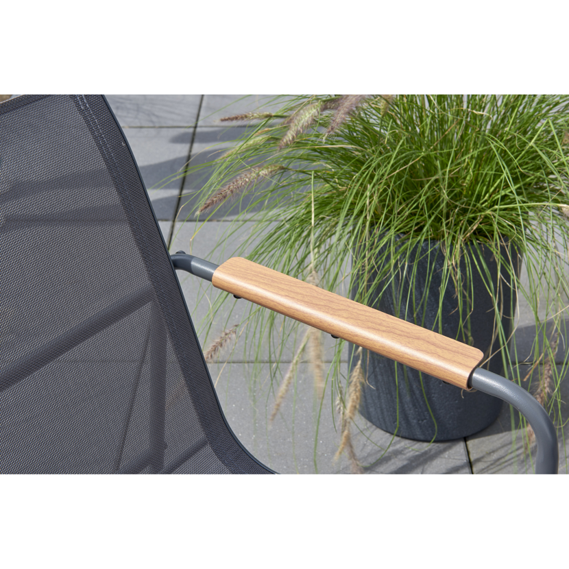 Gartenstuhl mit Holzarmlehne