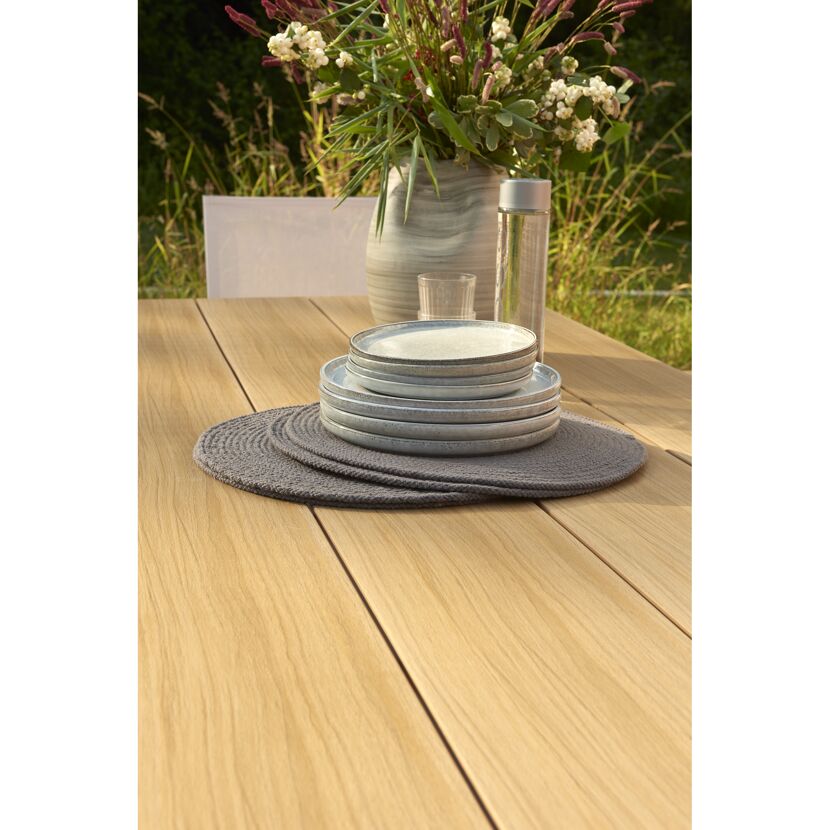 Gedeckter Gartentisch aus Holz