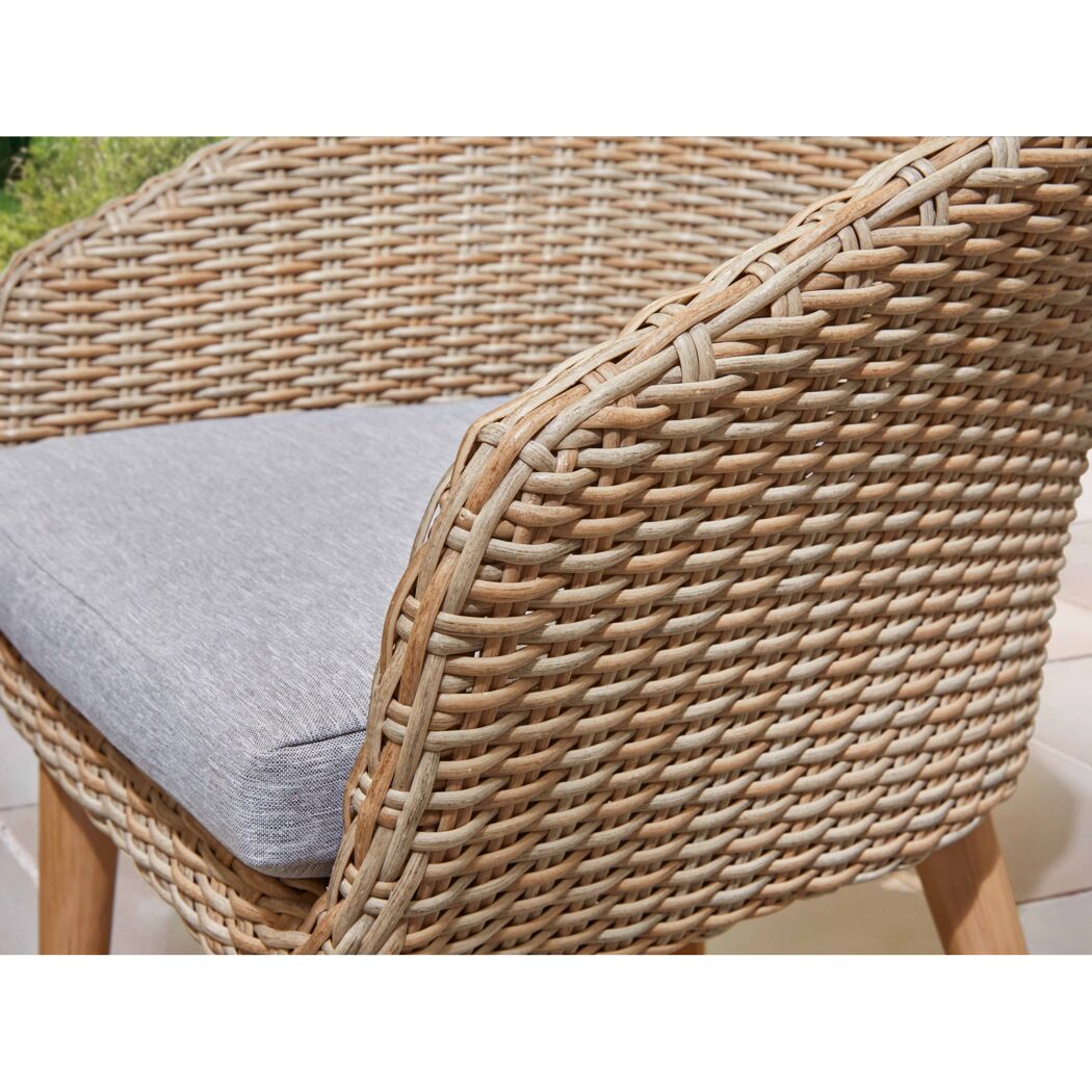 Geflochtener Gartenstuhl mit Sitzkissen