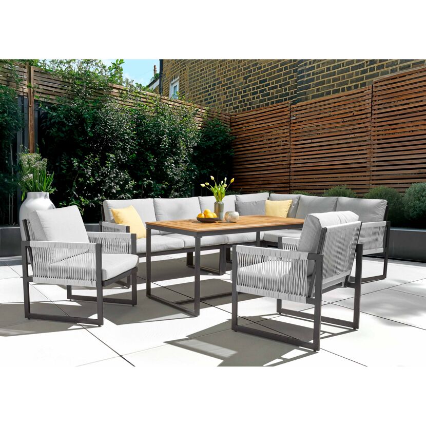 Graues Gartenmöbel-Set mit Tisch und Stühlen