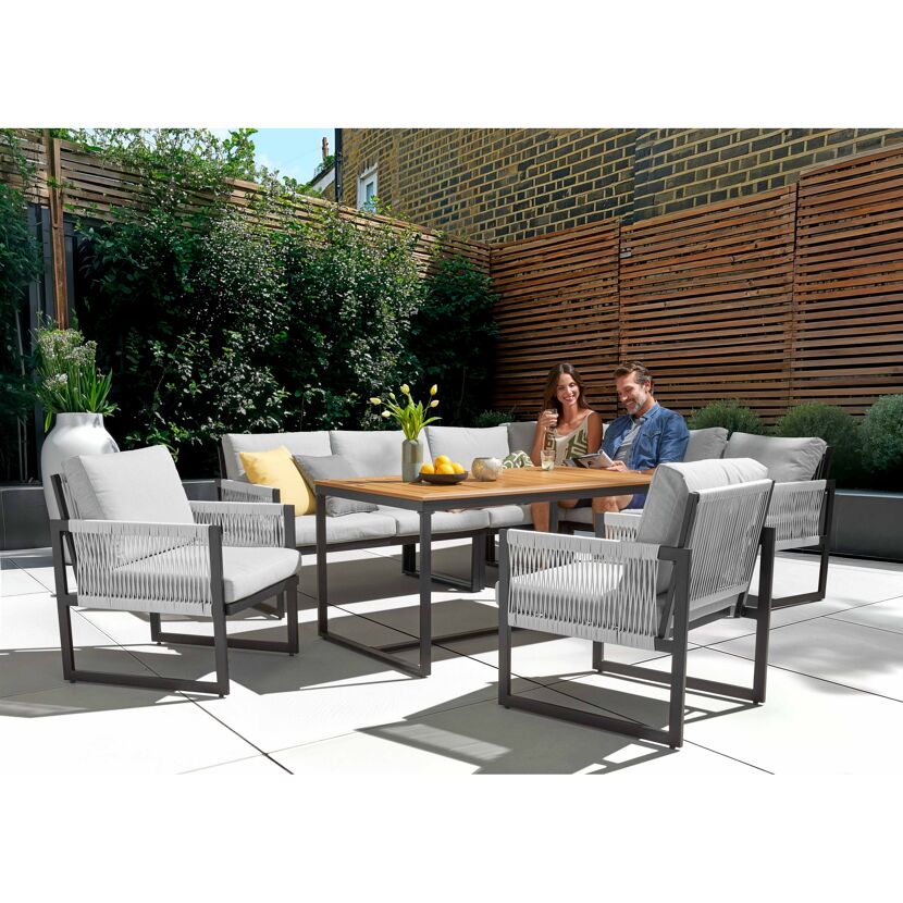 Zwei Personen sitzen an einem Gartenmöbel-Set