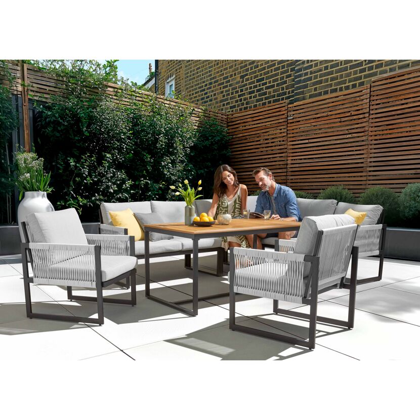 Zwei Personen sitzen an einem Gartenmöbel-Set