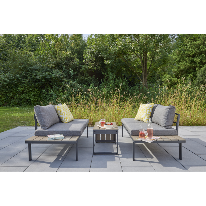Gartenmöbel Set mit gelben Kissen