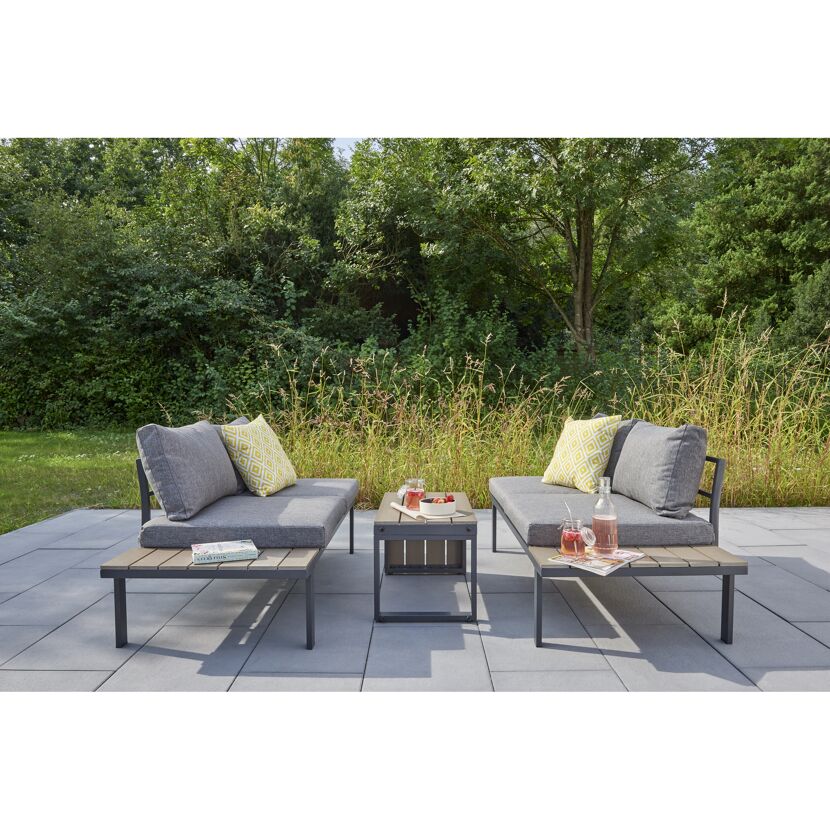Gartenmöbel Set mit gelben Kissen