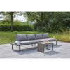 Gartenlounge mit Tisch auf Terrasse
