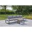 Gartenlounge mit Tisch auf Terrasse