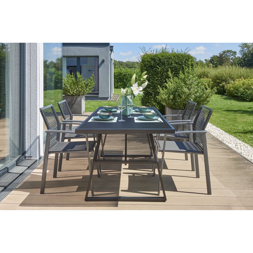 Schwarzer Gartentisch mit Stühlen und Gedeck
