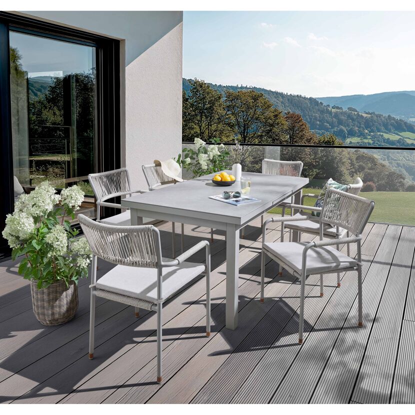 Gartenmöbelset mit Tisch und Stühlen auf Terrasse