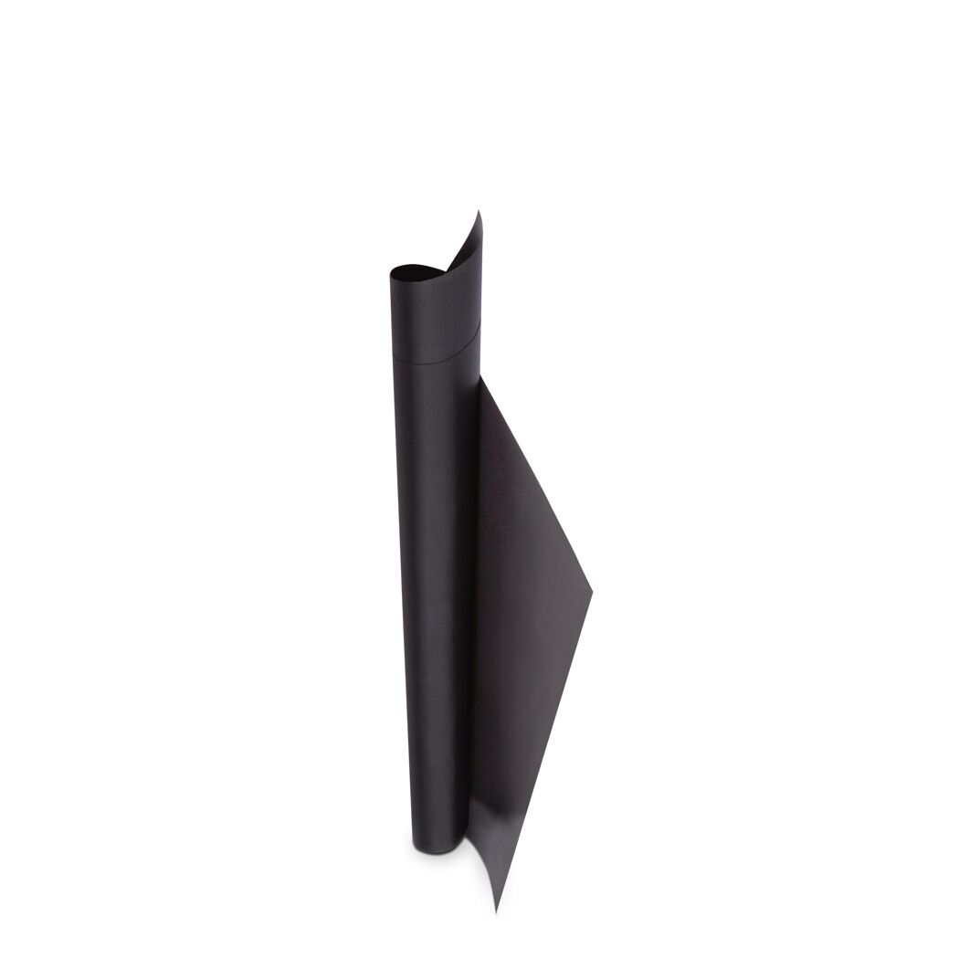 Schwarze Grillmatte aufgerollt