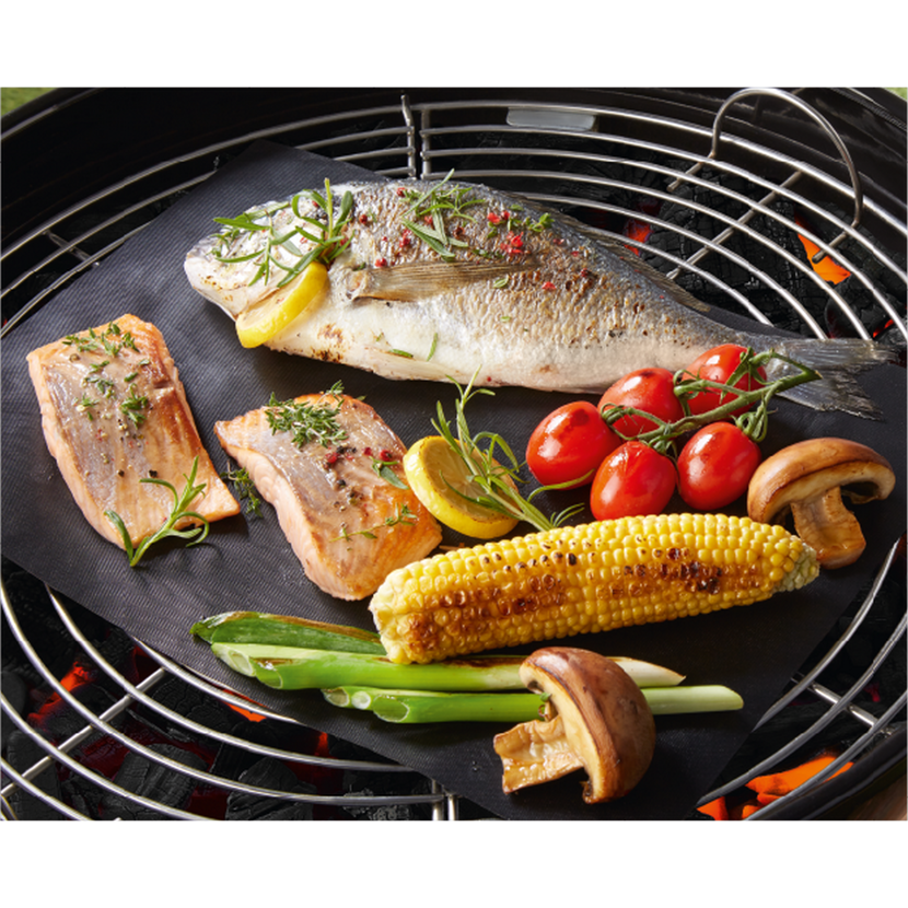 Fisch, Gemüse und Mais auf Grillmatte