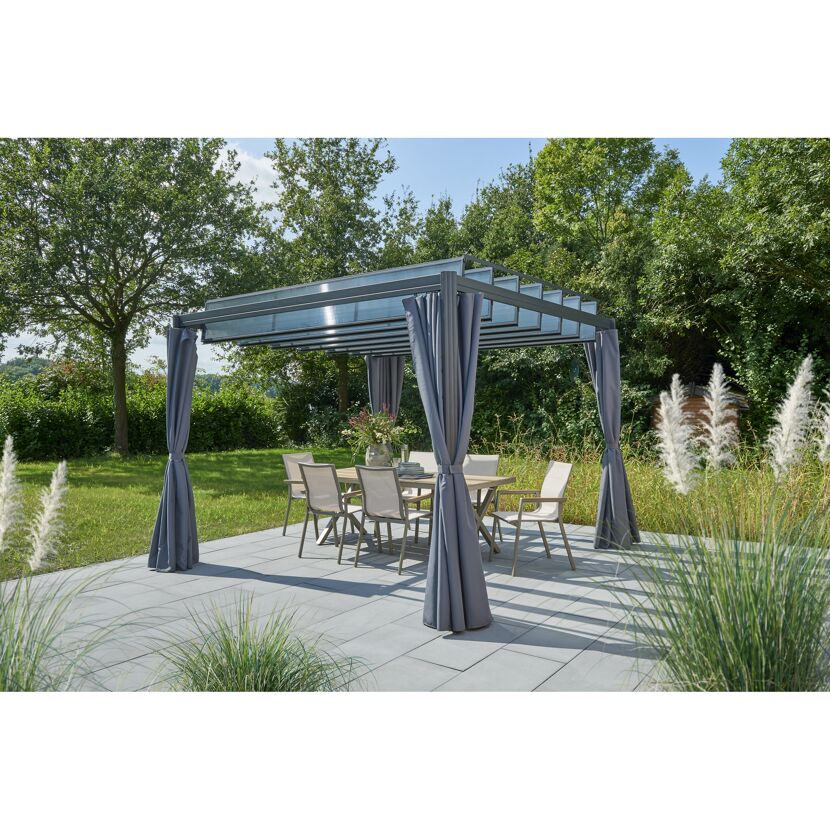 Pavillon mit Essbereich im Garten