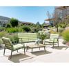 Grünes Gartenmöbel-Set mit Sofa, zwei Sesseln und einem Tisch