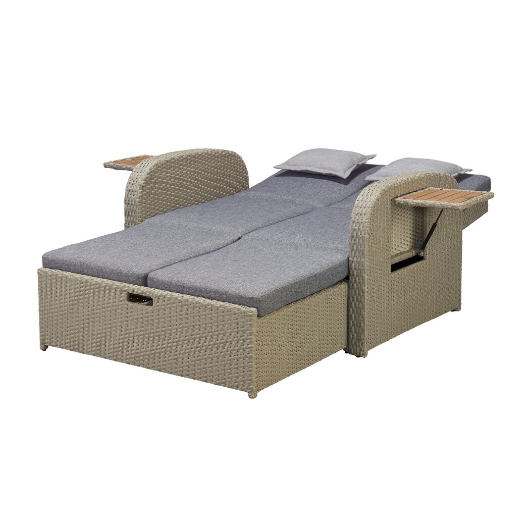 Geflochtenes Sofa mit zwei Liegen und Tischen