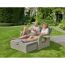 Paar entspannt auf Gartenliege