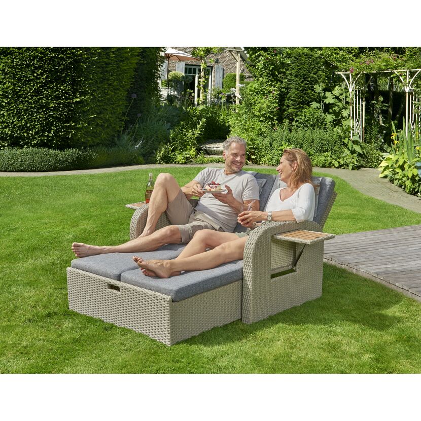 Paar entspannt auf Gartenliege