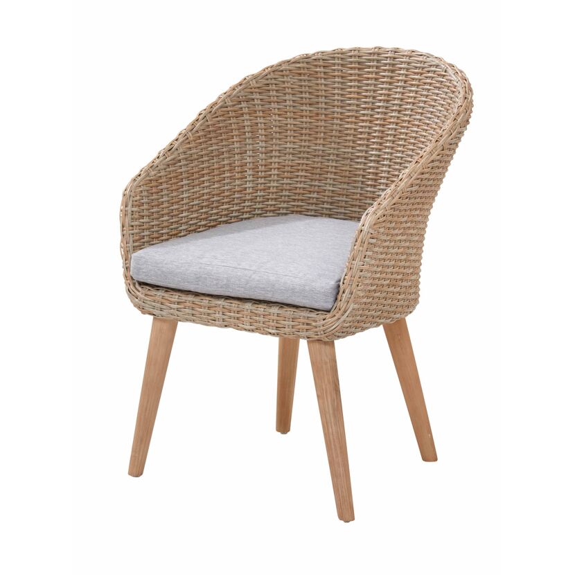 Rattanstuhl mit grauem Sitzkissen