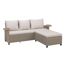 Rattan-Sofa in Beige mit Chaiselongue und Kissen.