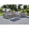 Graue Gartenlounge mit Tisch