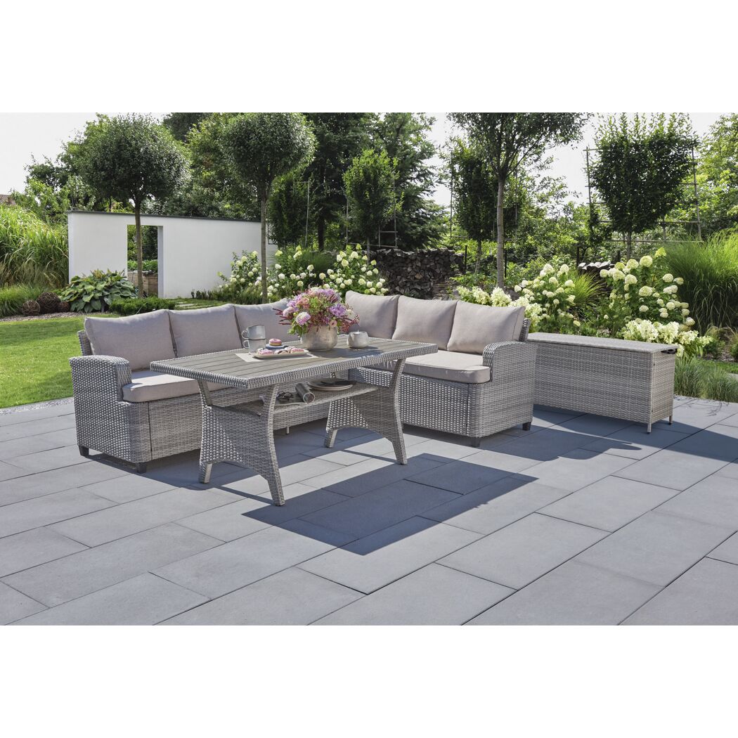 Graue Gartenlounge mit Tisch