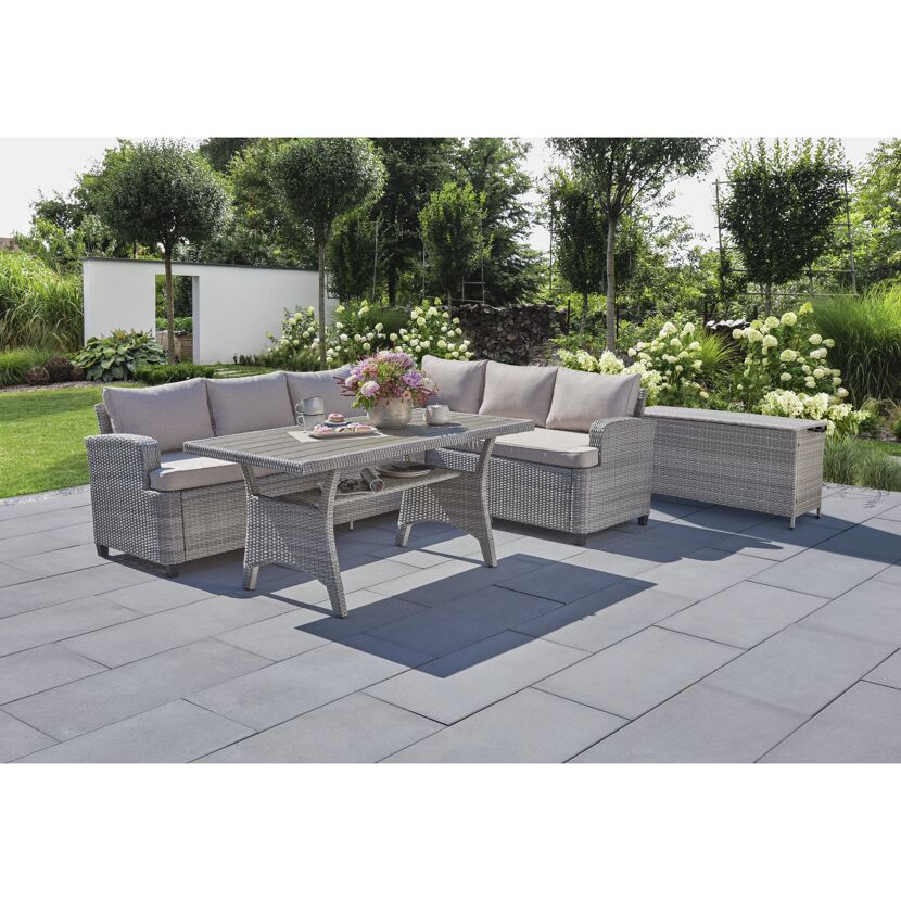 Graue Gartenlounge mit Tisch
