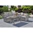 Graue Gartenlounge mit Tisch und Getränken