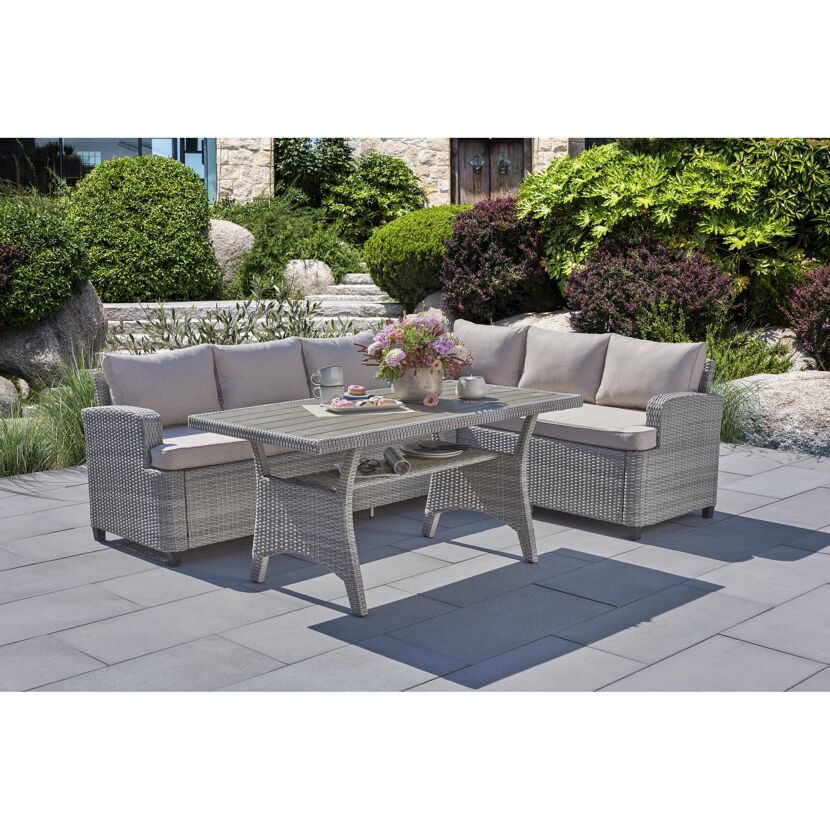 Graue Gartenlounge mit Tisch und Getränken