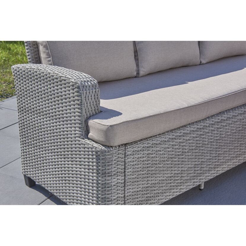 Detailansicht einer grauen Gartenlounge aus Polyrattan