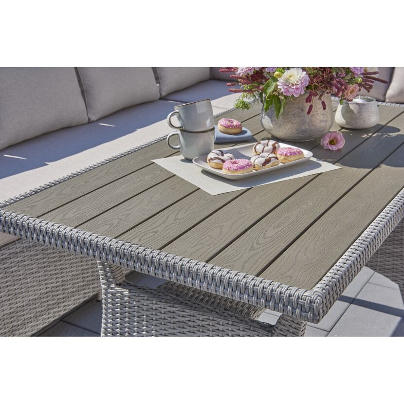 Gartenmöbel Ecklounge mit Donuts und Getränken auf dem Tisch