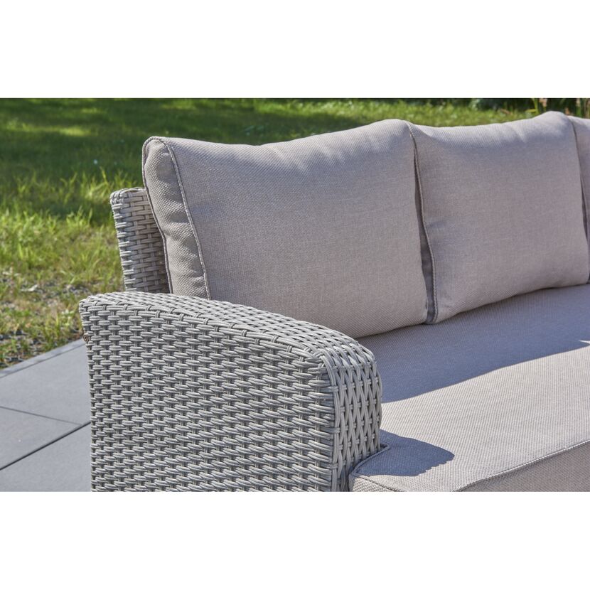 Detailansicht einer grauen Gartenlounge aus Polyrattan.