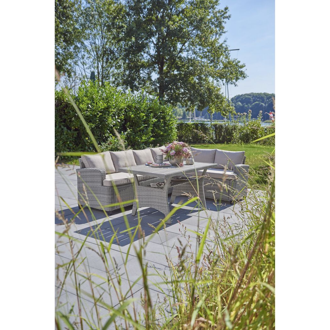 Gartenlounge mit Tisch auf Terrasse