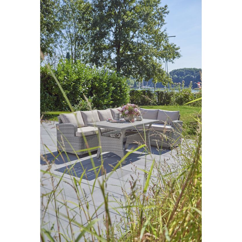 Gartenlounge mit Tisch auf Terrasse
